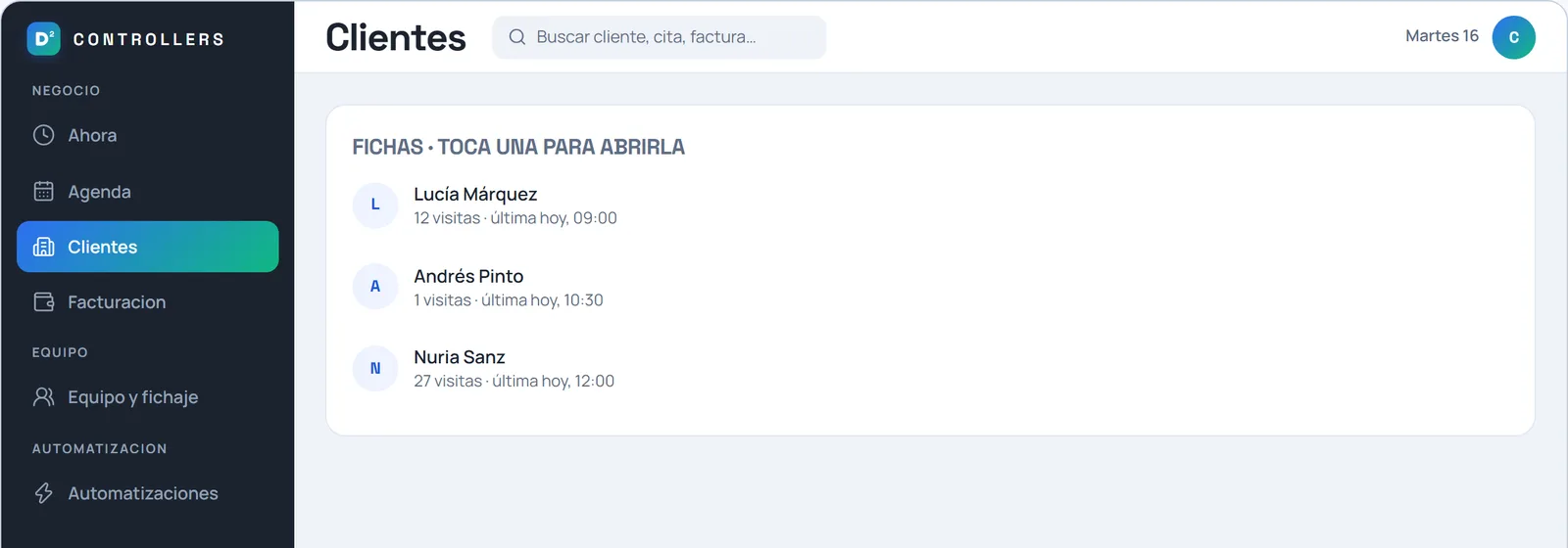 Fichas de clientes en el panel: nombre, teléfono, número de visitas y última cita